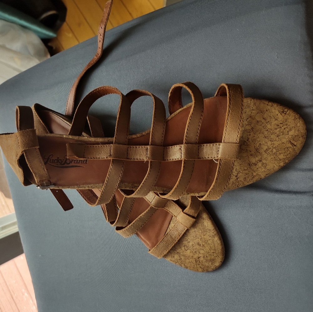 Lucky Brand tan strappy sandles